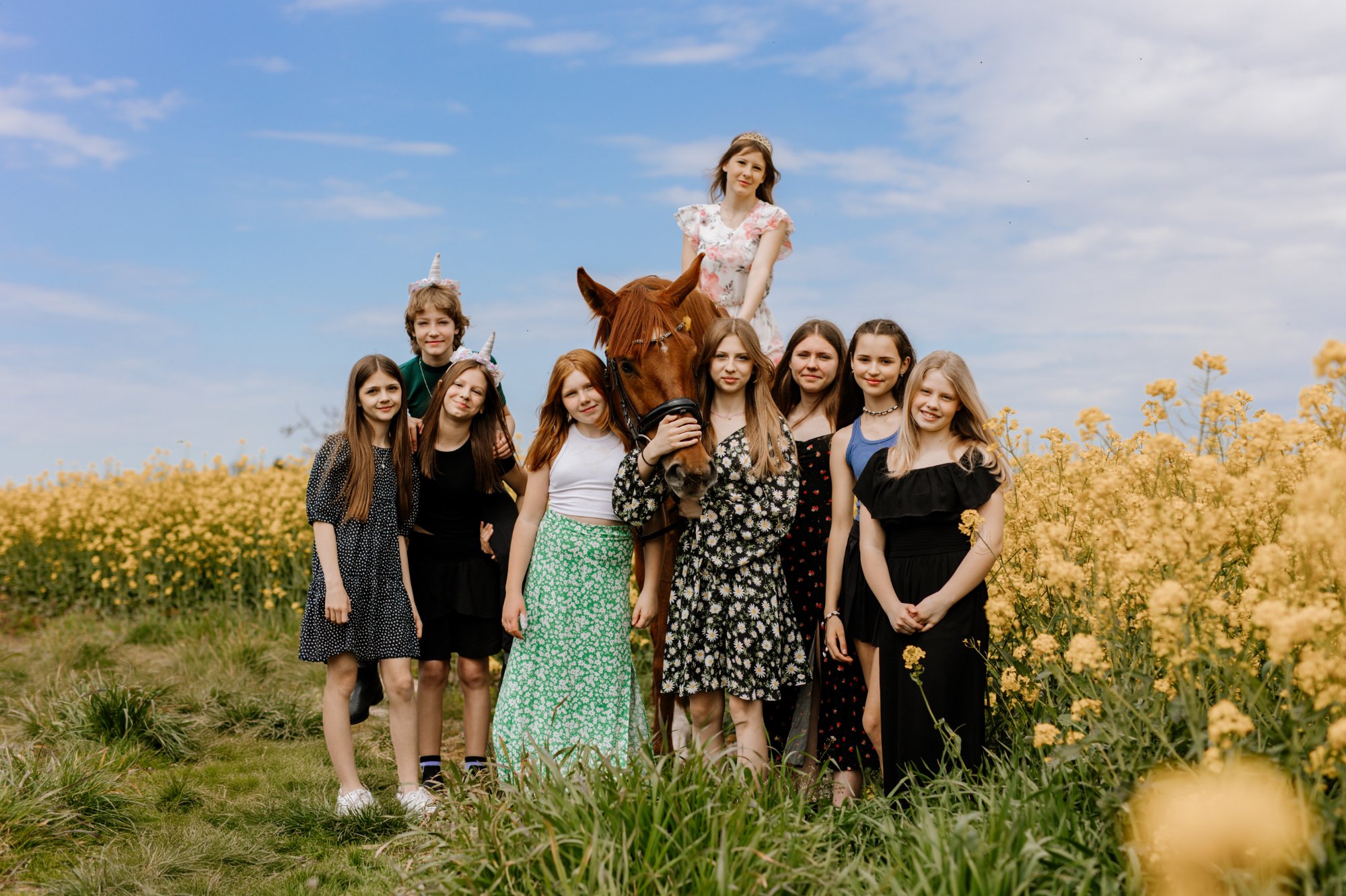 Uśmiechnięte jeźdźczynie w firmowych koszulkach Dream Stable